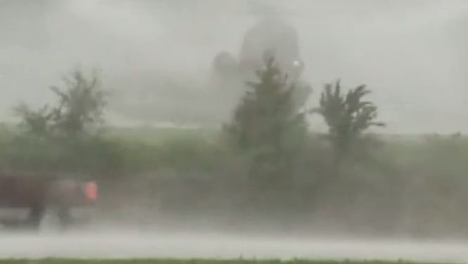 В США военный вертолет экстренно приземлился на парковку бара