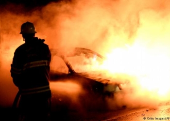 В Швеции люди в масках подожгли почти сотню автомобилей