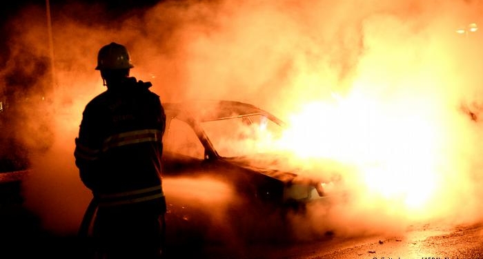 В Швеции люди в масках подожгли почти сотню автомобилей