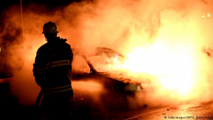 В Швеции люди в масках подожгли почти сотню автомобилей 1