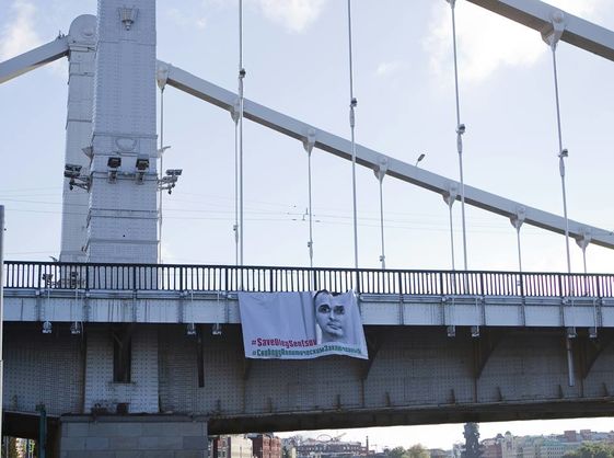 В Москве на Крымском мосту появился баннер в поддержку Сенцова 1
