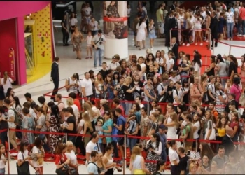 Из-за открытия H&M на выезде из Киева образовались пробки, люди стоят в огромных очередях