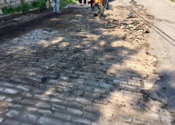 Приступили к работам: в Николаеве с брусчатки у стены судоверфи начали снимать старый асфальт