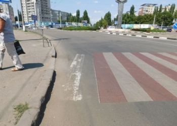 В Николаеве подрядчик за свой счет обновит нанесенную в прошлом году красно-белую пластиковую разметку на пешеходных переходах