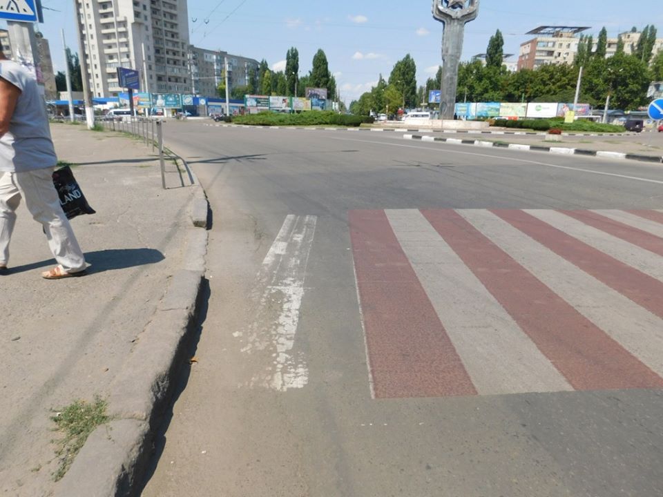 В Николаеве подрядчик за свой счет обновит нанесенную в прошлом году красно-белую пластиковую разметку на пешеходных переходах 11