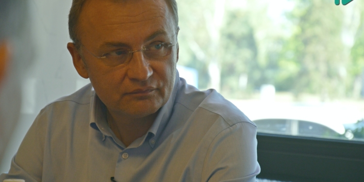 В Николаев приехал Садовой и расхвалил Сенкевича: Дороги ровнее, улицы светлее