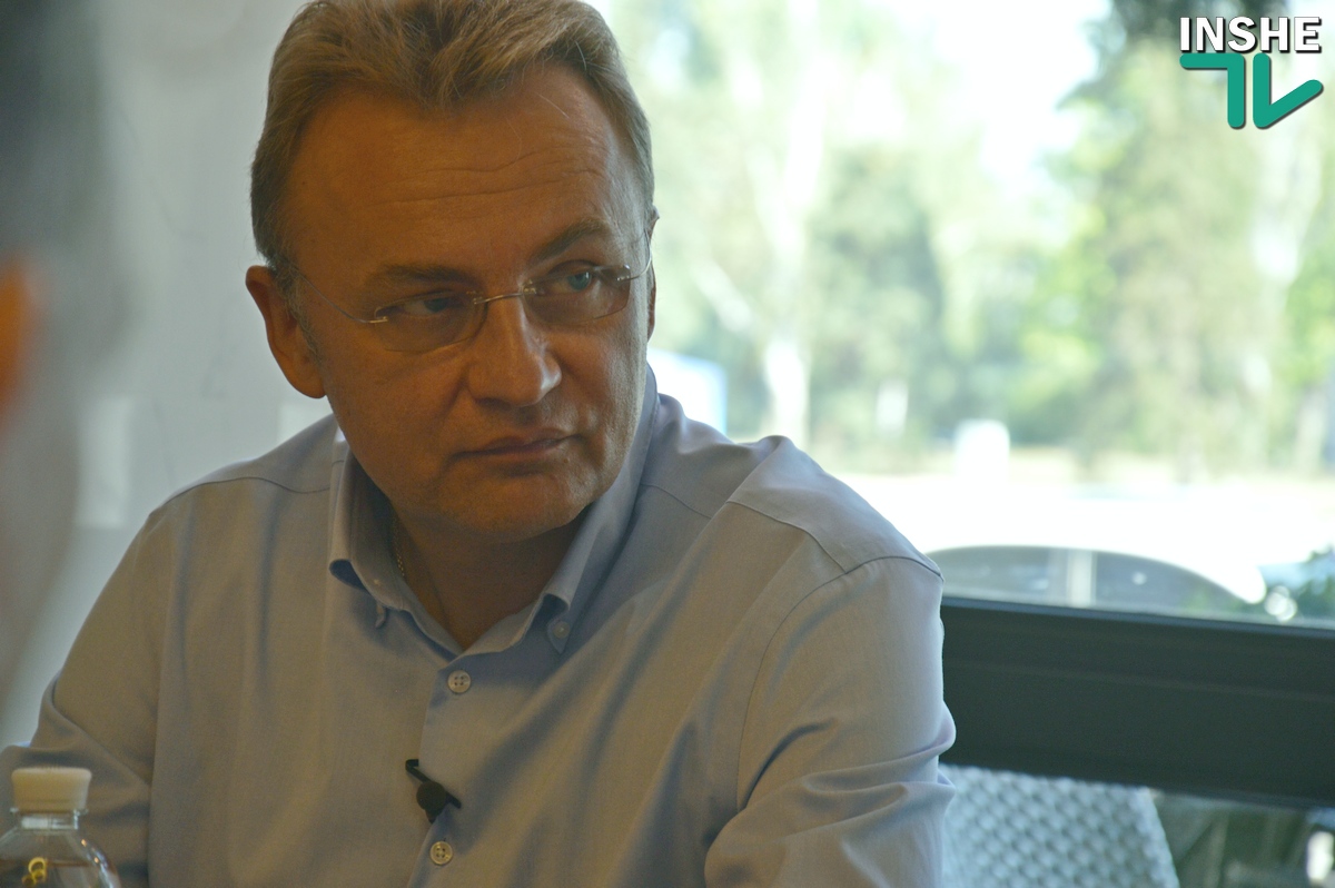 В Николаев приехал Садовой и расхвалил Сенкевича: Дороги ровнее, улицы светлее