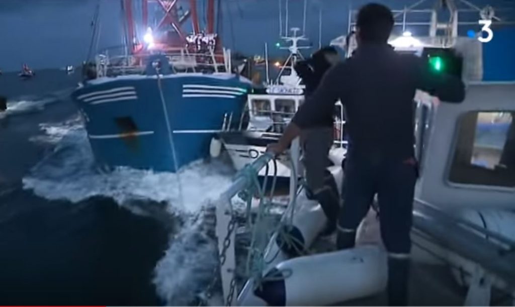 В Ла Манше французские рыбаки напали на английских 1