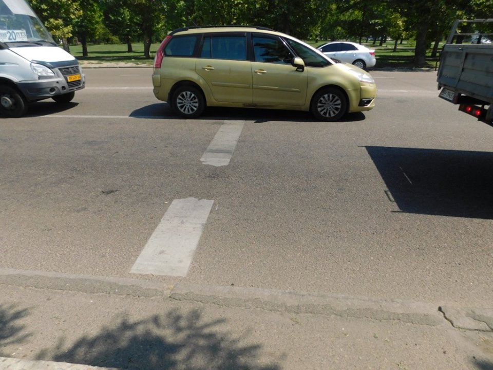 В Николаеве подрядчик за свой счет обновит нанесенную в прошлом году красно-белую пластиковую разметку на пешеходных переходах 13
