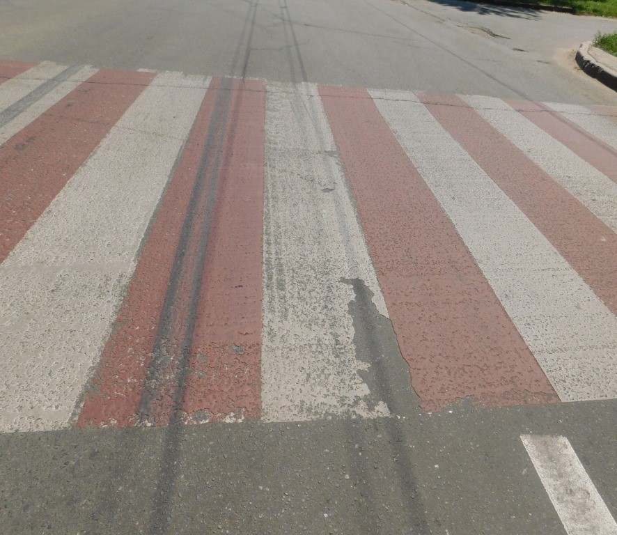 В Николаеве подрядчик за свой счет обновит нанесенную в прошлом году красно-белую пластиковую разметку на пешеходных переходах 1