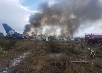 Опубликовано видео из салона самолета, который разбился в Мексике