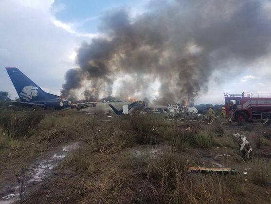 Опубликовано видео из салона самолета, который разбился в Мексике 1
