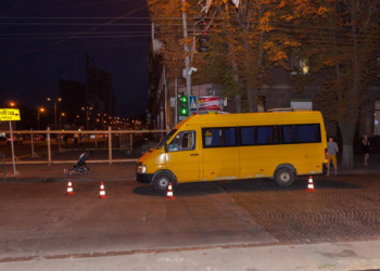 В Днепре маршрутка сбила семью на пешеходном переходе: пострадали дети