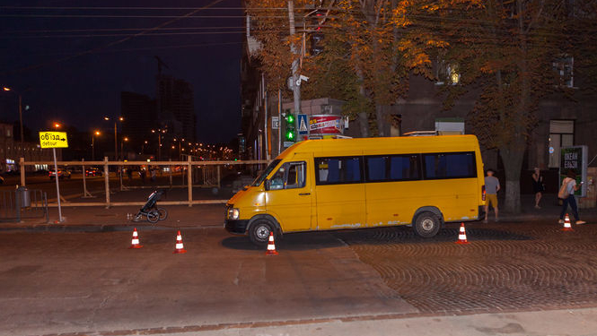 В Днепре маршрутка сбила семью на пешеходном переходе: пострадали дети