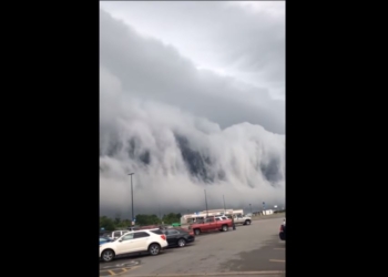 И небо упало на землю. Необычное природное явление сняли в США