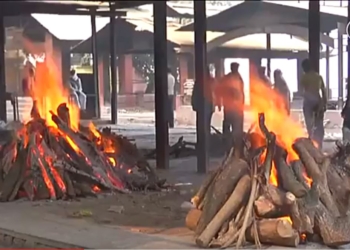 Похоронный кризис в Индии. Усопших будут сжигать на кострах из искусственных “бревен”