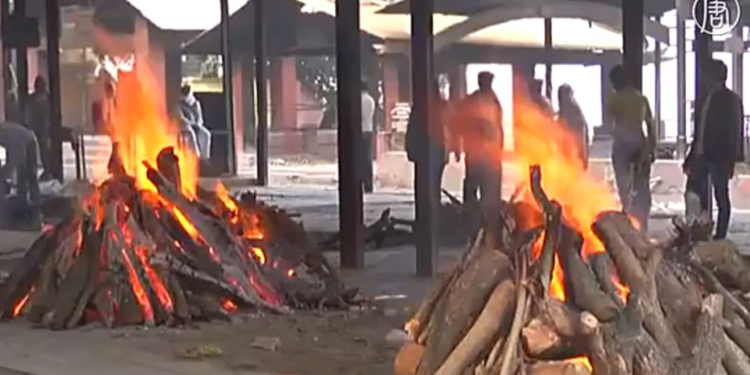 Похоронный кризис в Индии. Усопших будут сжигать на кострах из искусственных “бревен”