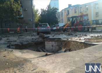 В центре Киева прорвало трубу c горячей водой – проезжая часть ушла под землю