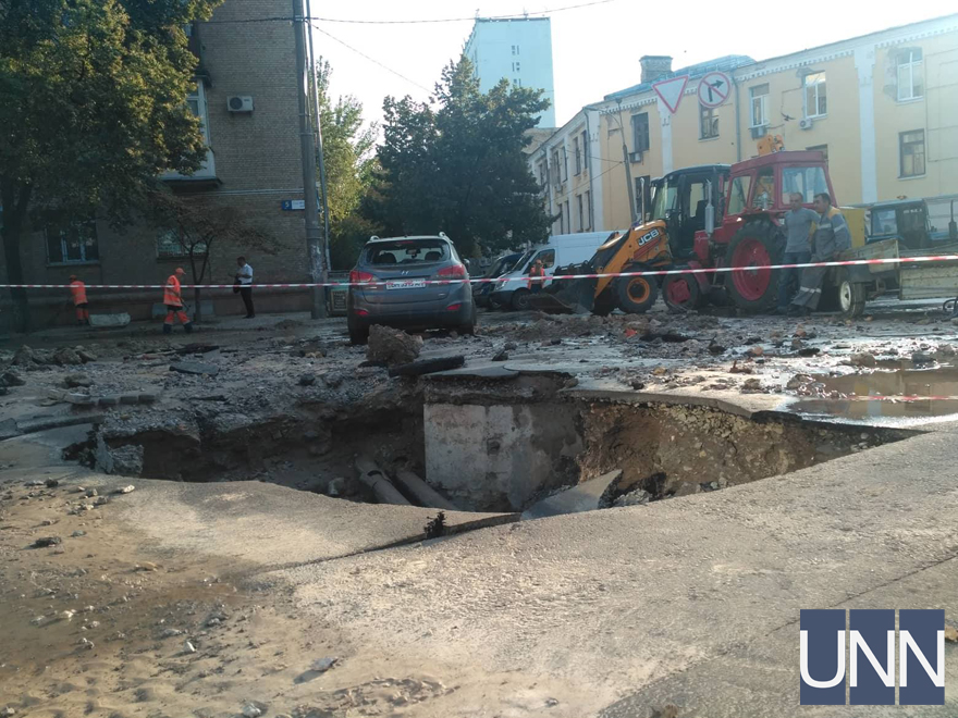 В центре Киева прорвало трубу c горячей водой - проезжая часть ушла под землю 1