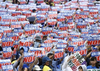 В Японии 70 тысяч человек вышли на митинг против военной базы США на острове