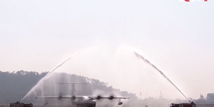 Протестировали в небе, теперь надо на воде. В Китае испытывают самолет-амфибию