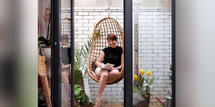 Как из ужасного общественного туалета сделать дизайнерскую квартиру? Смотрите