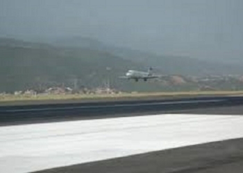 Глупая смерть. В Венесуэле мужчина решил лететь на самолете, уцепившись за стойку шасси