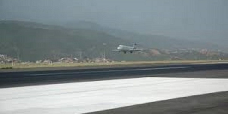 Глупая смерть. В Венесуэле мужчина решил лететь на самолете, уцепившись за стойку шасси