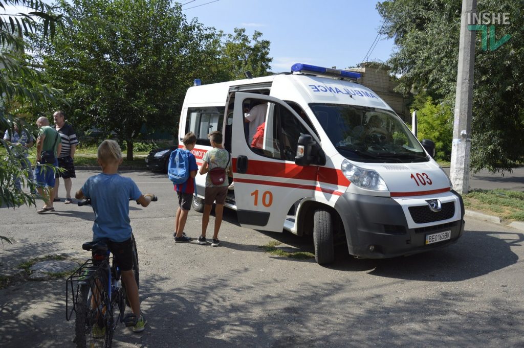 В центре Николаева таксист сбил маленькую девочку 3
