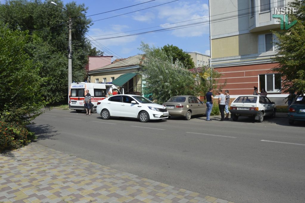 В центре Николаева таксист сбил маленькую девочку 5