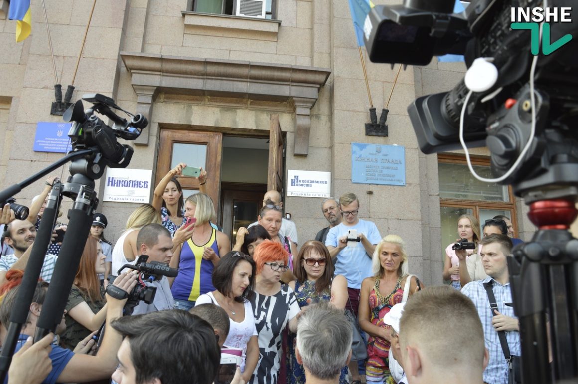 Потасовки и споры под мэрией Николаева: Волонтеры требуют сноса палаток «зоозащитников» 15