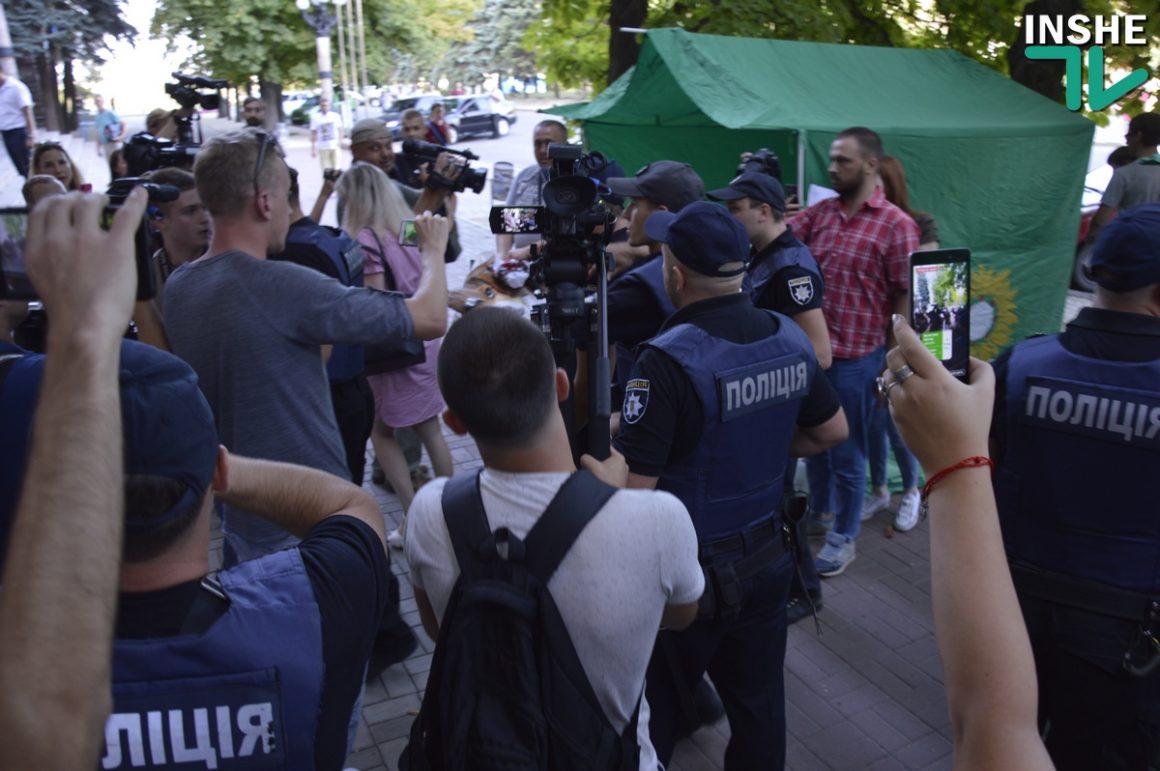 Потасовки и споры под мэрией Николаева: Волонтеры требуют сноса палаток «зоозащитников» 17