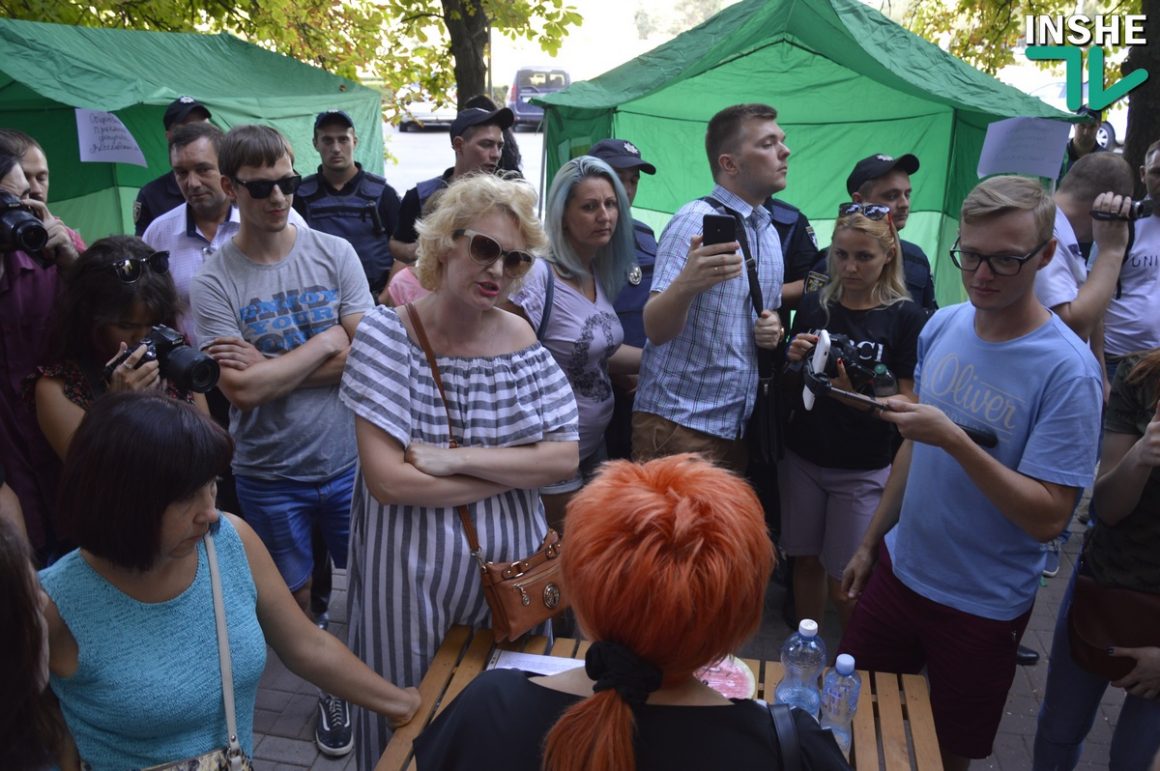 Потасовки и споры под мэрией Николаева: Волонтеры требуют сноса палаток «зоозащитников» 23