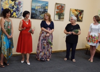 Четыре николаевские художницы пролили на горожан «золотистые лучи лета»