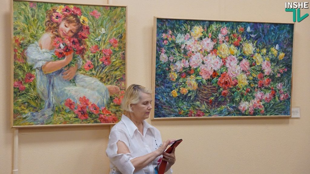 Четыре николаевские художницы пролили на горожан «золотистые лучи лета» 51