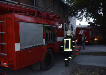 Утром в Николаеве тушили пожар на предприятии – загорелся вулканизационный пресс