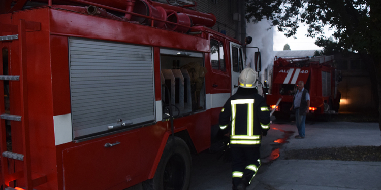 Утром в Николаеве тушили пожар на предприятии – загорелся вулканизационный пресс