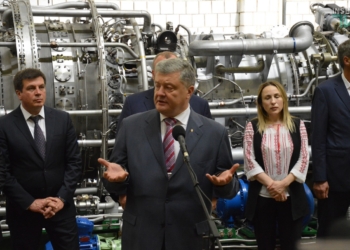 В Николаеве Порошенко принял участие в испытаниях нового двигателя