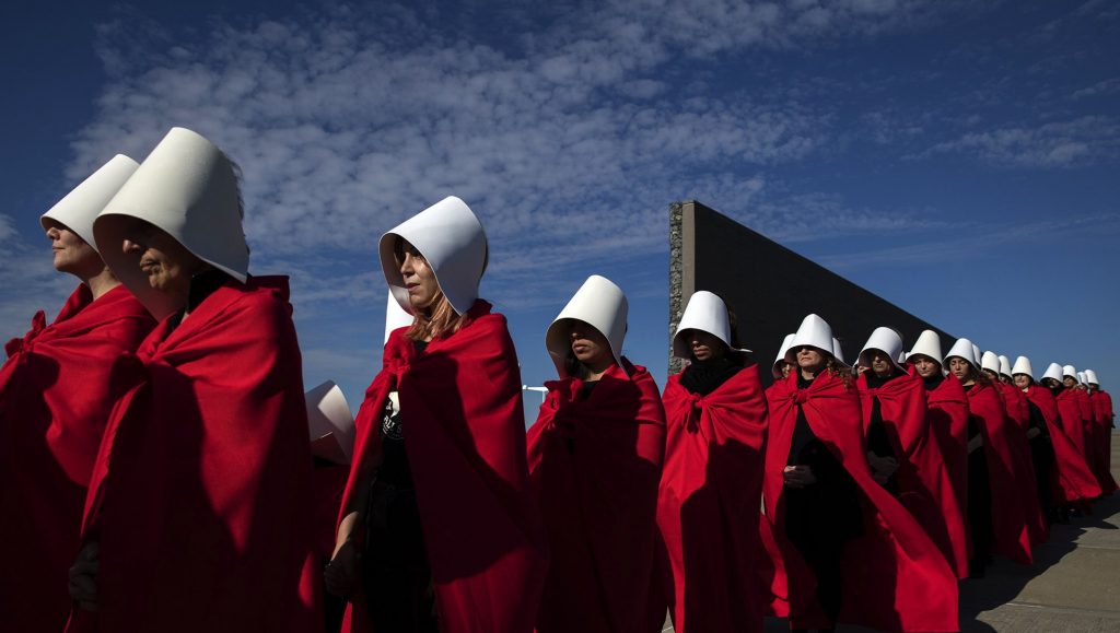 В Аргентине прошла акция за легализацию абортов. Ее участники были в костюмах из сериала «Рассказ служанки» 1