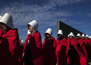 В Аргентине прошла акция за легализацию абортов. Ее участники были в костюмах из сериала «Рассказ служанки»