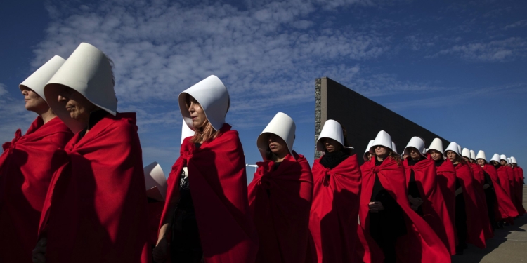 В Аргентине прошла акция за легализацию абортов. Ее участники были в костюмах из сериала «Рассказ служанки»