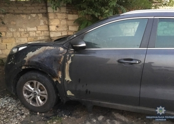 В Вознесенске люди в масках сожгли автомобиль известного бизнесмена