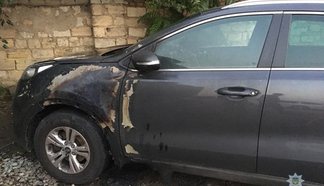 В Вознесенске люди в масках сожгли автомобиль известного бизнесмена