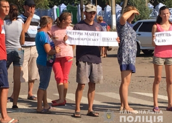В Веселиновском районе местные жители перекрыли трассу, требуя ремонта дороги и отстаивая школу