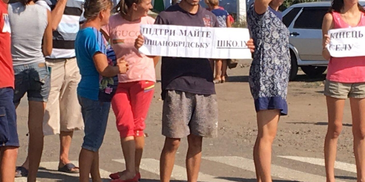 В Веселиновском районе местные жители перекрыли трассу, требуя ремонта дороги и отстаивая школу