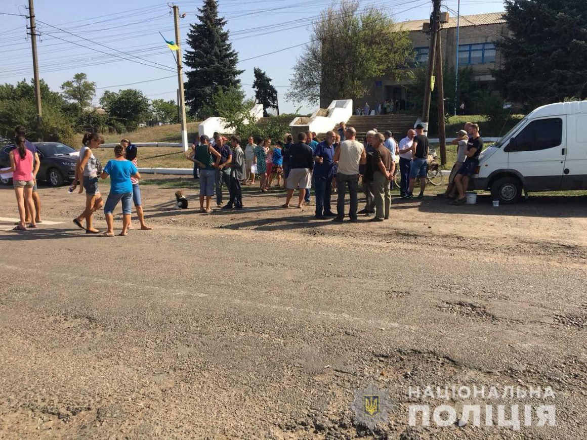 В Веселиновском районе местные жители перекрыли трассу, требуя ремонта дороги и отстаивая школу 6