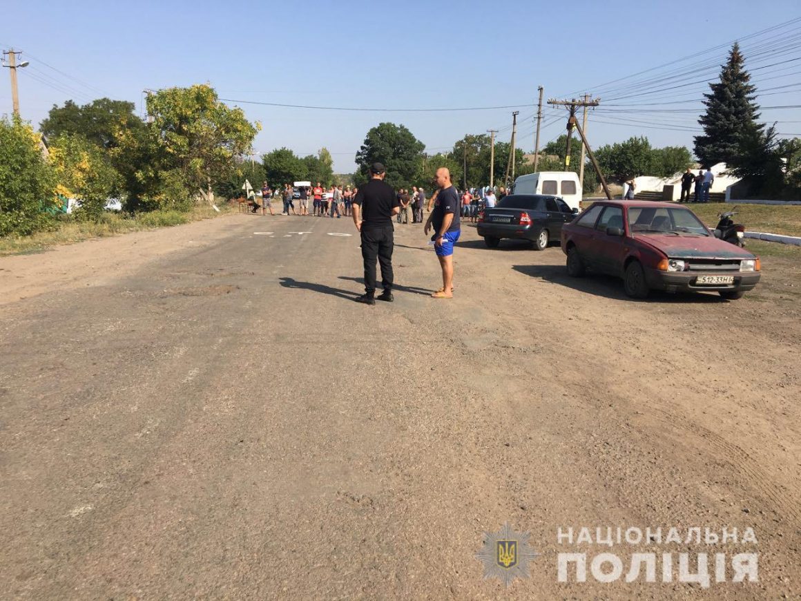 В Веселиновском районе местные жители перекрыли трассу, требуя ремонта дороги и отстаивая школу 10