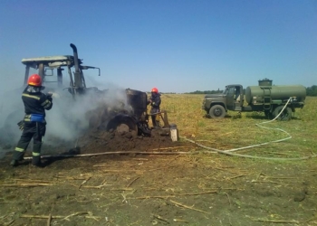 На Николаевщине в поле сгорел трактор