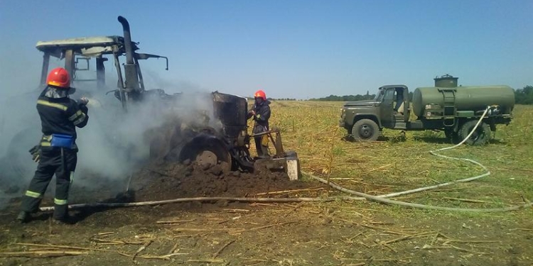 На Николаевщине в поле сгорел трактор