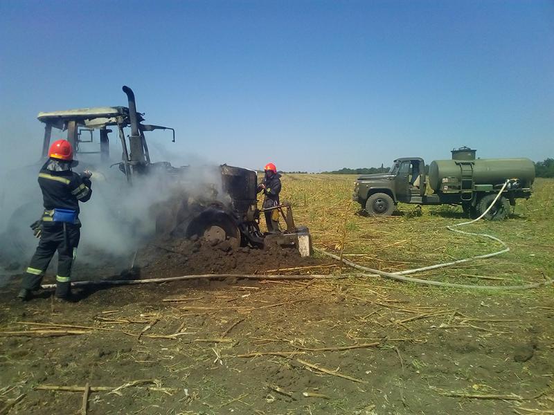 На Николаевщине в поле сгорел трактор 1